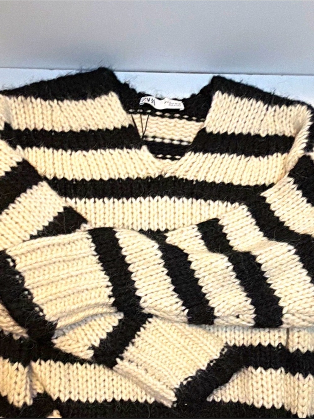 Zara Black and Cream Striped V-Neck Knit Sweater Womens small new without tags